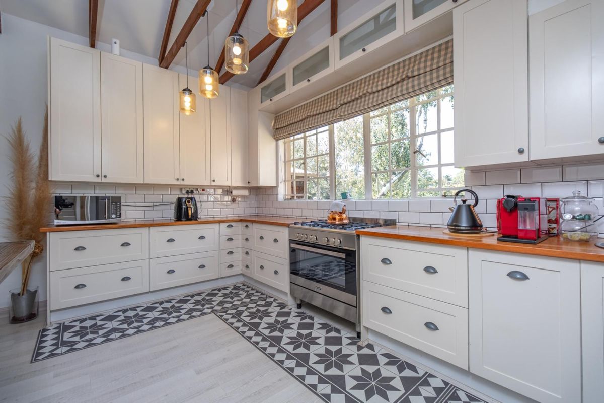 Luxurious Family Living in the Heart of Heidelberg Central. - Photo 2