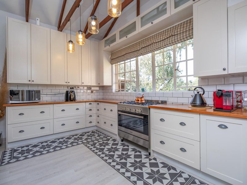 Luxurious Family Living in the Heart of Heidelberg Central. - Photo 2