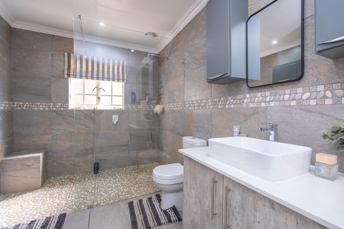 Luxurious Family Living in the Heart of Heidelberg Central. - Photo 3