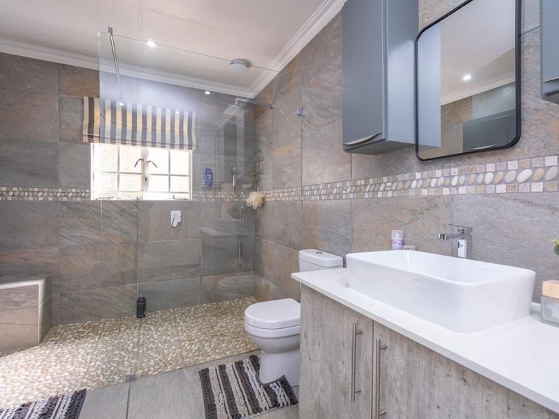 Luxurious Family Living in the Heart of Heidelberg Central. - Photo 3