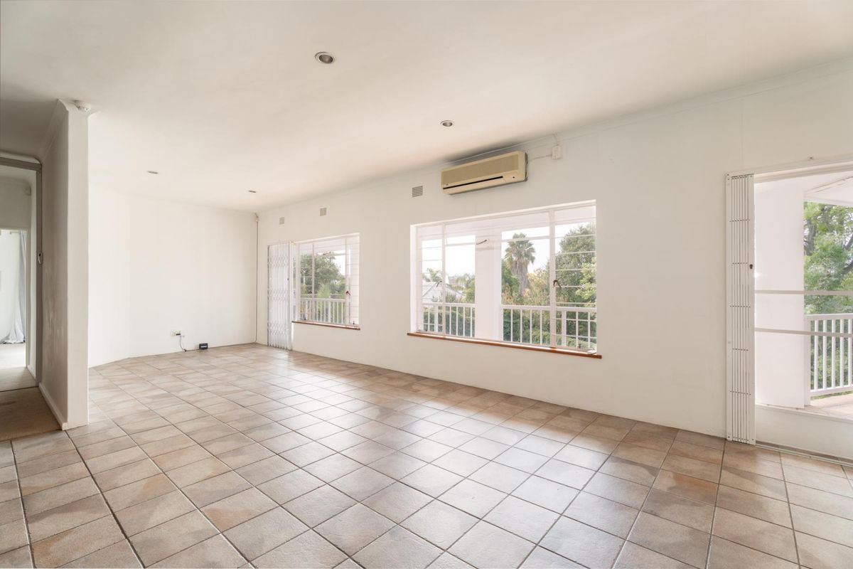 Five Bedroom House to rent in Buitenverwagting - Photo 4