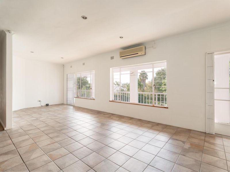 Five Bedroom House to rent in Buitenverwagting - Photo 4