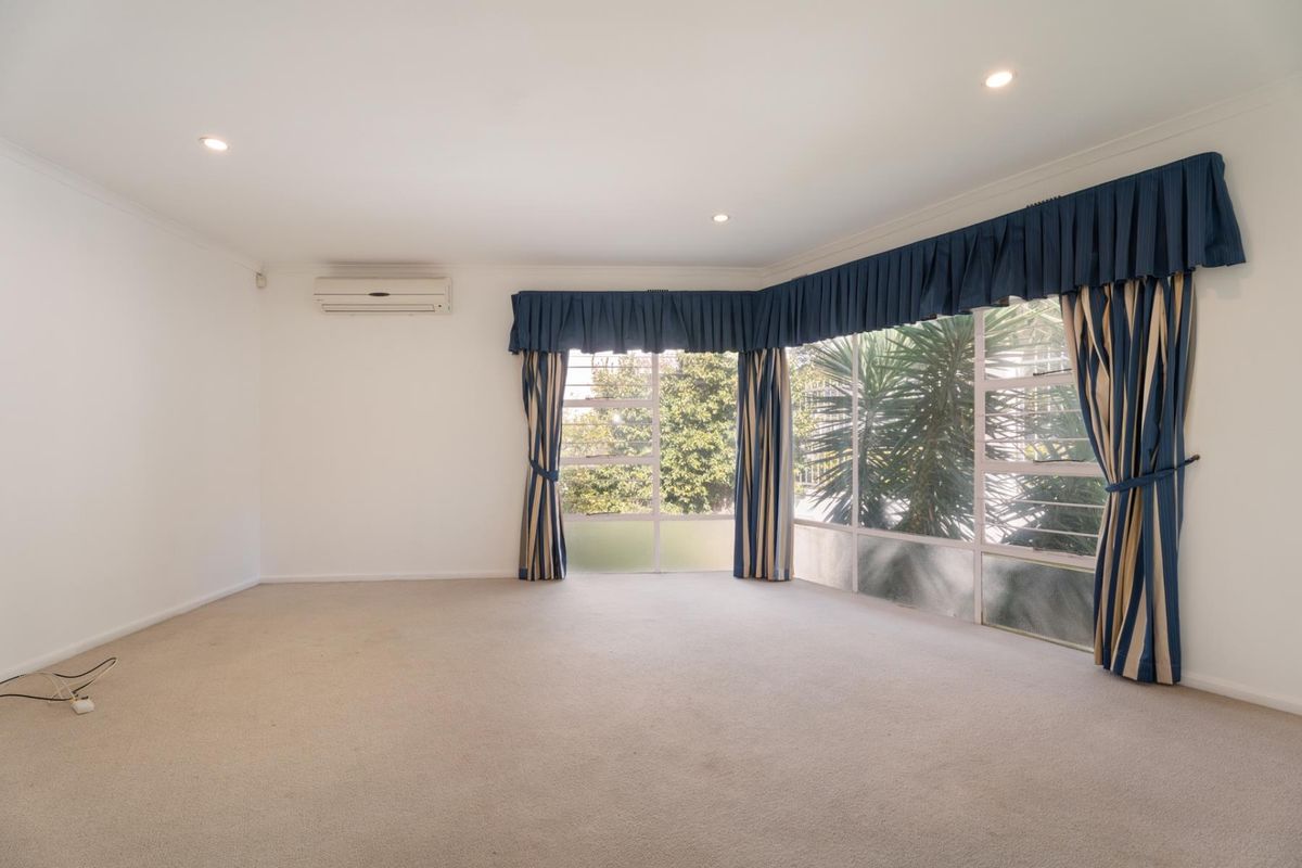 Five Bedroom House to rent in Buitenverwagting - Photo 2