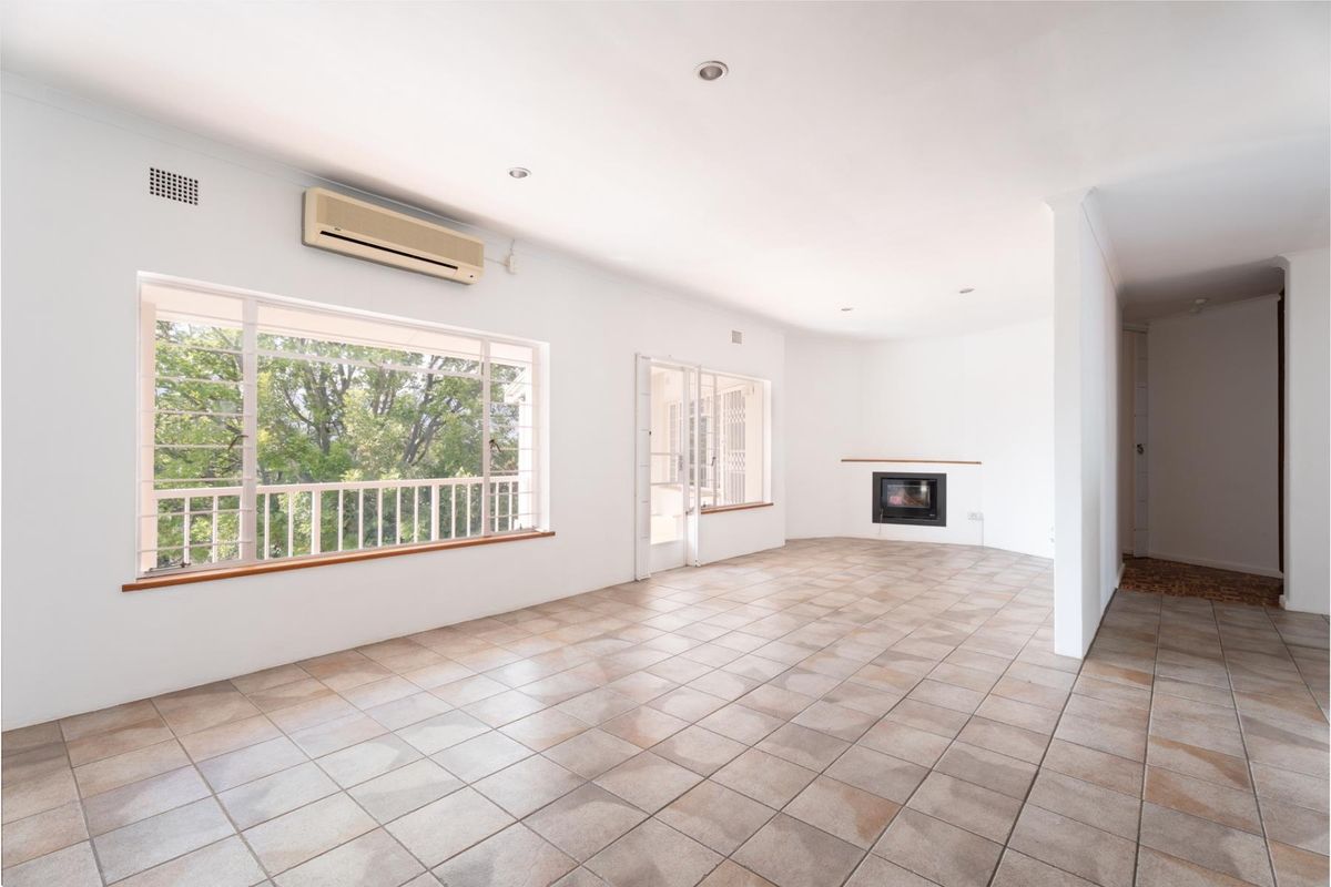 Five Bedroom House to rent in Buitenverwagting - Photo 3