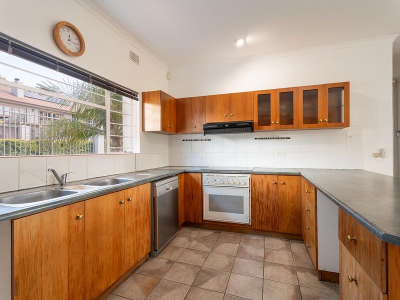 Five Bedroom House to rent in Buitenverwagting - Photo 8