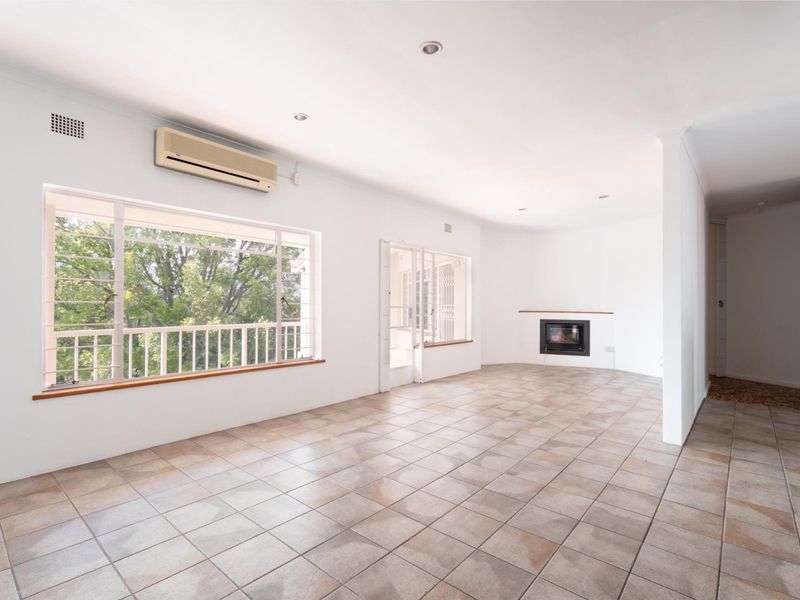 Five Bedroom House to rent in Buitenverwagting - Photo 3