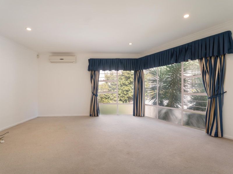 Five Bedroom House to rent in Buitenverwagting - Photo 2