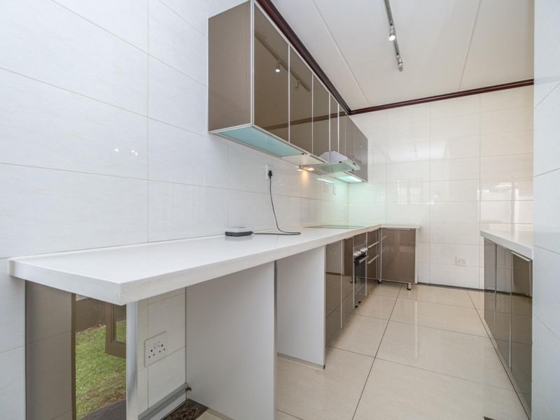 Comfortable, modern lifestyle, 3-Bedroom Cluster in Sought-After Secure Complex - Photo 10