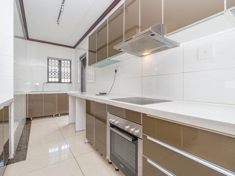 Comfortable, modern lifestyle, 3-Bedroom Cluster in Sought-After Secure Complex - Photo 8