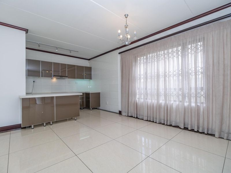 Comfortable, modern lifestyle, 3-Bedroom Cluster in Sought-After Secure Complex - Photo 5