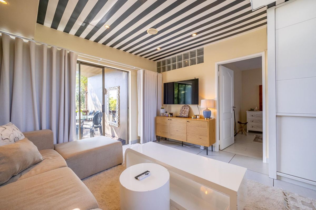Stunning Modern 3 Bedroom Duplex For Sale in Prime location - Photo 2