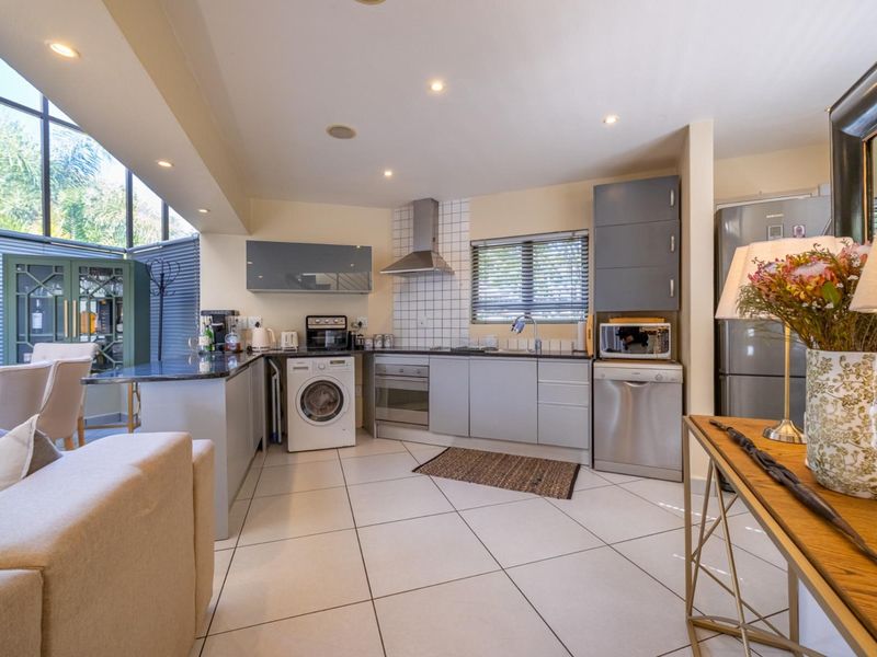 Stunning Modern 3 Bedroom Duplex For Sale in Prime location - Photo 7