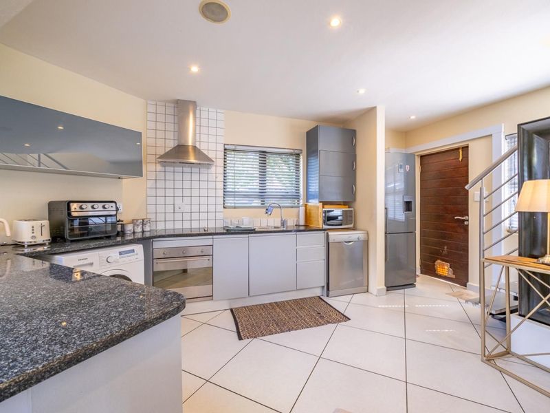 Stunning Modern 3 Bedroom Duplex For Sale in Prime location - Photo 6