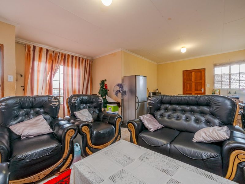 NEAT FAMILY HOME FOR SALE IN TLHABANE WEST - Photo 7