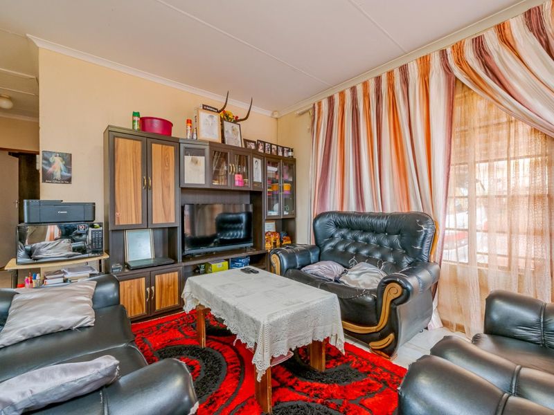 NEAT FAMILY HOME FOR SALE IN TLHABANE WEST - Photo 8