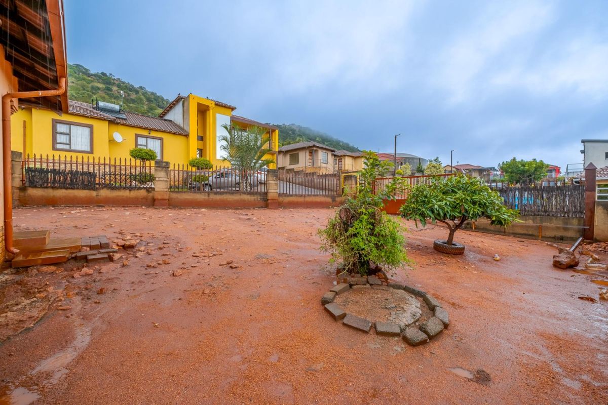 NEAT FAMILY HOME FOR SALE IN TLHABANE WEST - Photo 4