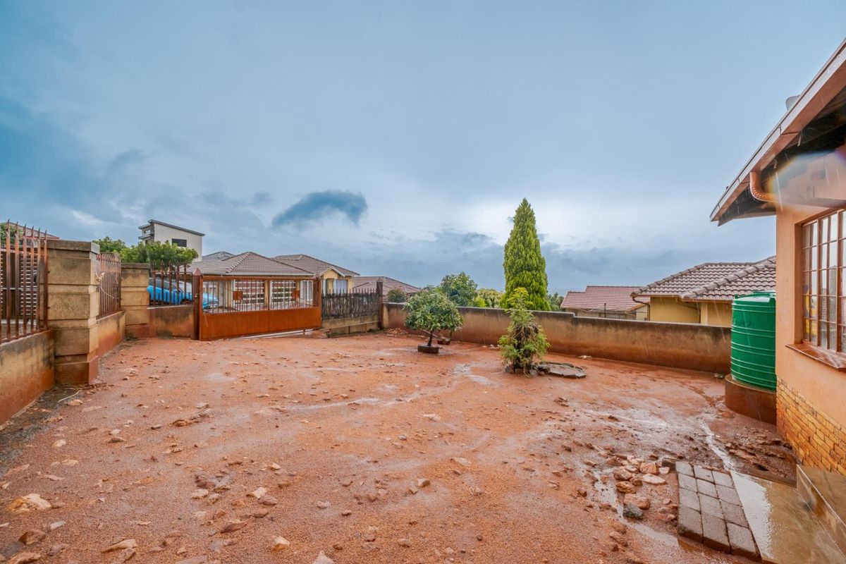 NEAT FAMILY HOME FOR SALE IN TLHABANE WEST - Photo 2