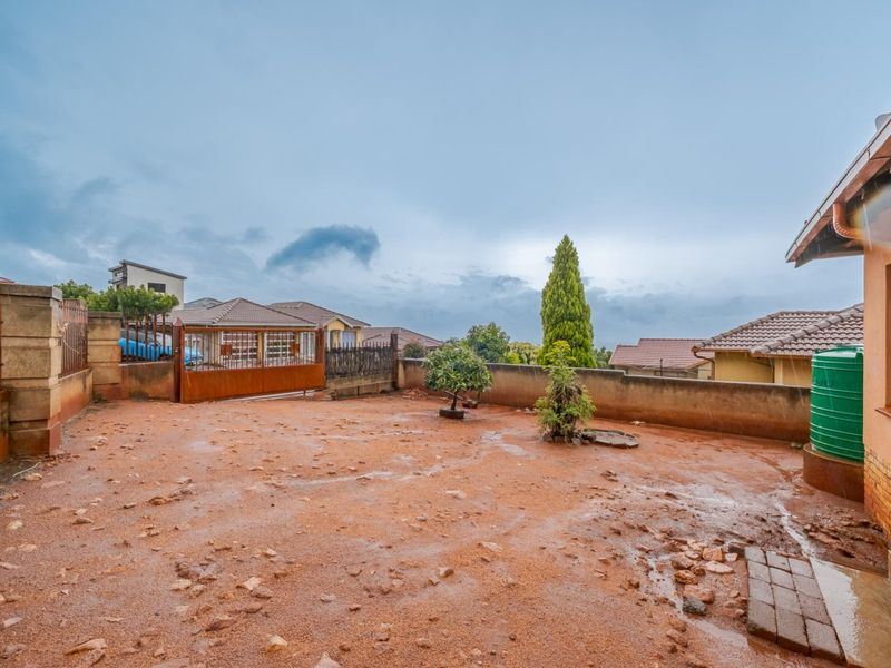 NEAT FAMILY HOME FOR SALE IN TLHABANE WEST - Photo 2