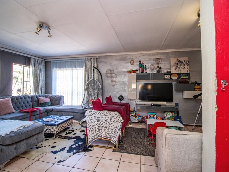 Family Home In Estate - Close To Everything - Photo 9