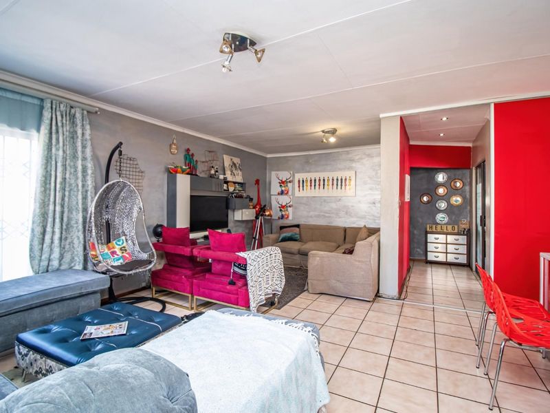 Family Home In Estate - Close To Everything - Photo 7
