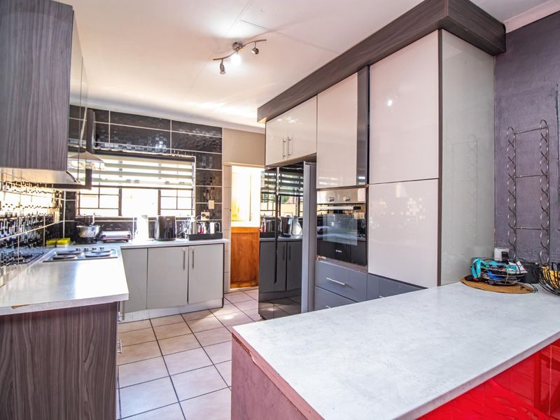 Family Home In Estate - Close To Everything - Photo 8