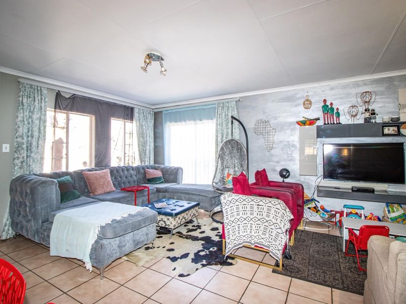 Family Home In Estate - Close To Everything - Photo 10