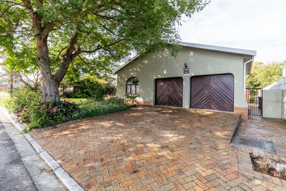 Beautiful 4-bedroom family home on spacious plot and with lots of extras FOR SALE at R3,5mill - Photo 3
