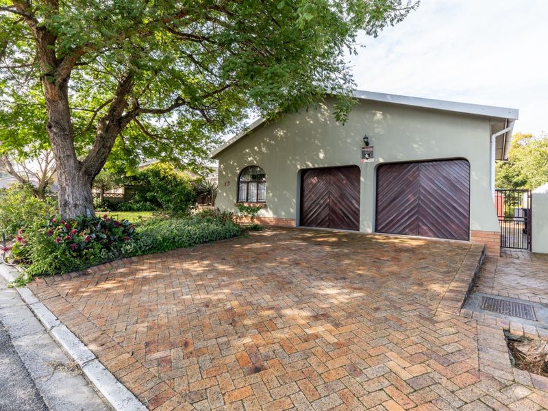 Beautiful 4-bedroom family home on spacious plot and with lots of extras FOR SALE at R3,5mill - Photo 3