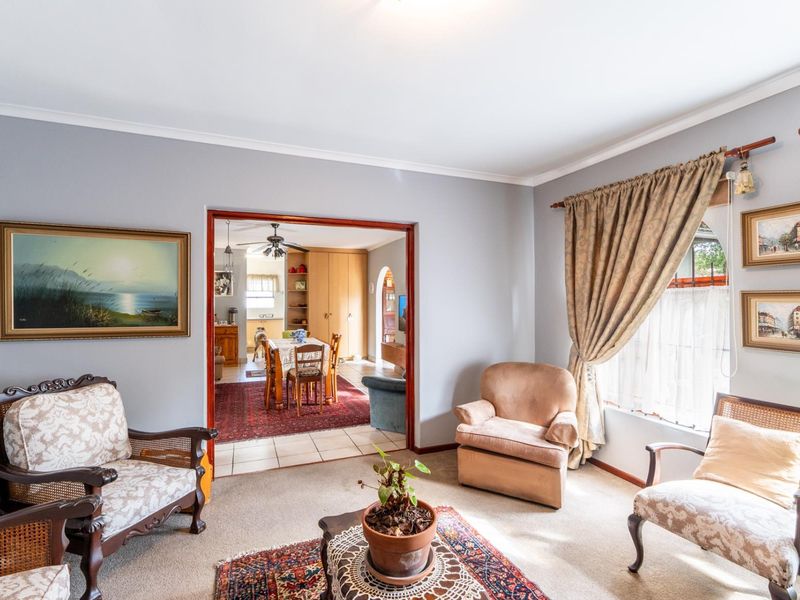 Beautiful 4-bedroom family home on spacious plot and with lots of extras FOR SALE at R3,5mill - Photo 10