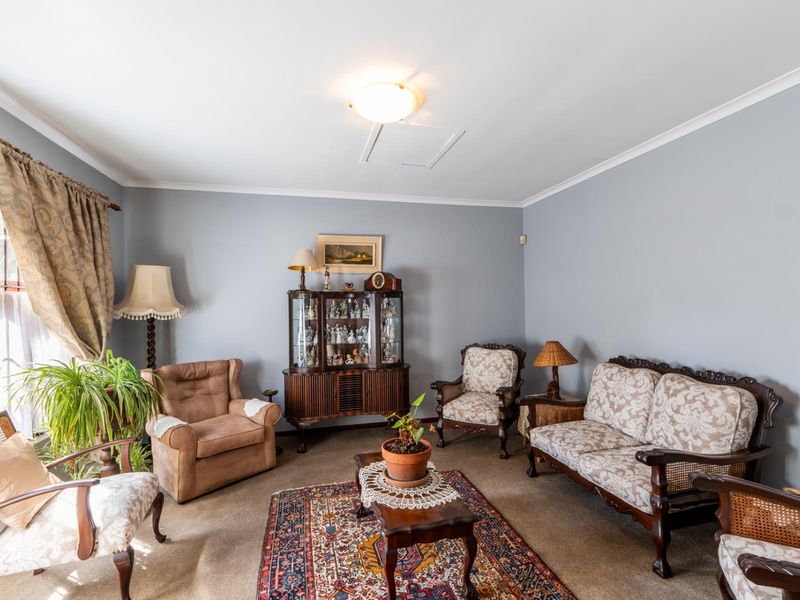 Beautiful 4-bedroom family home on spacious plot and with lots of extras FOR SALE at R3,5mill - Photo 9