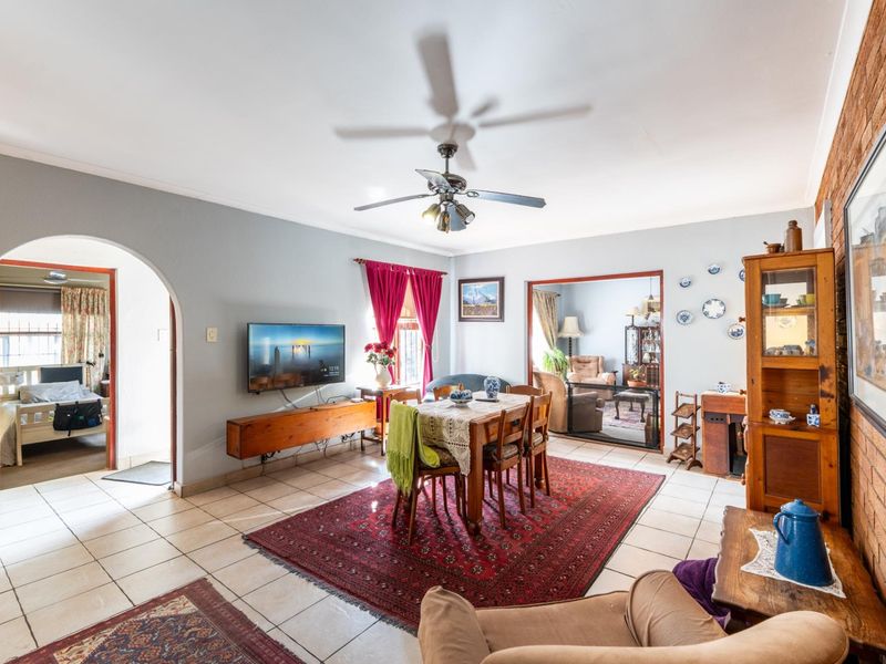 Beautiful 4-bedroom family home on spacious plot and with lots of extras FOR SALE at R3,5mill - Photo 8