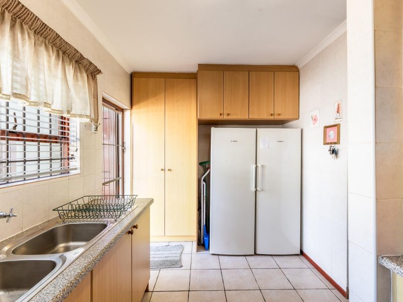 Beautiful 4-bedroom family home on spacious plot and with lots of extras FOR SALE at R3,5mill - Photo 6