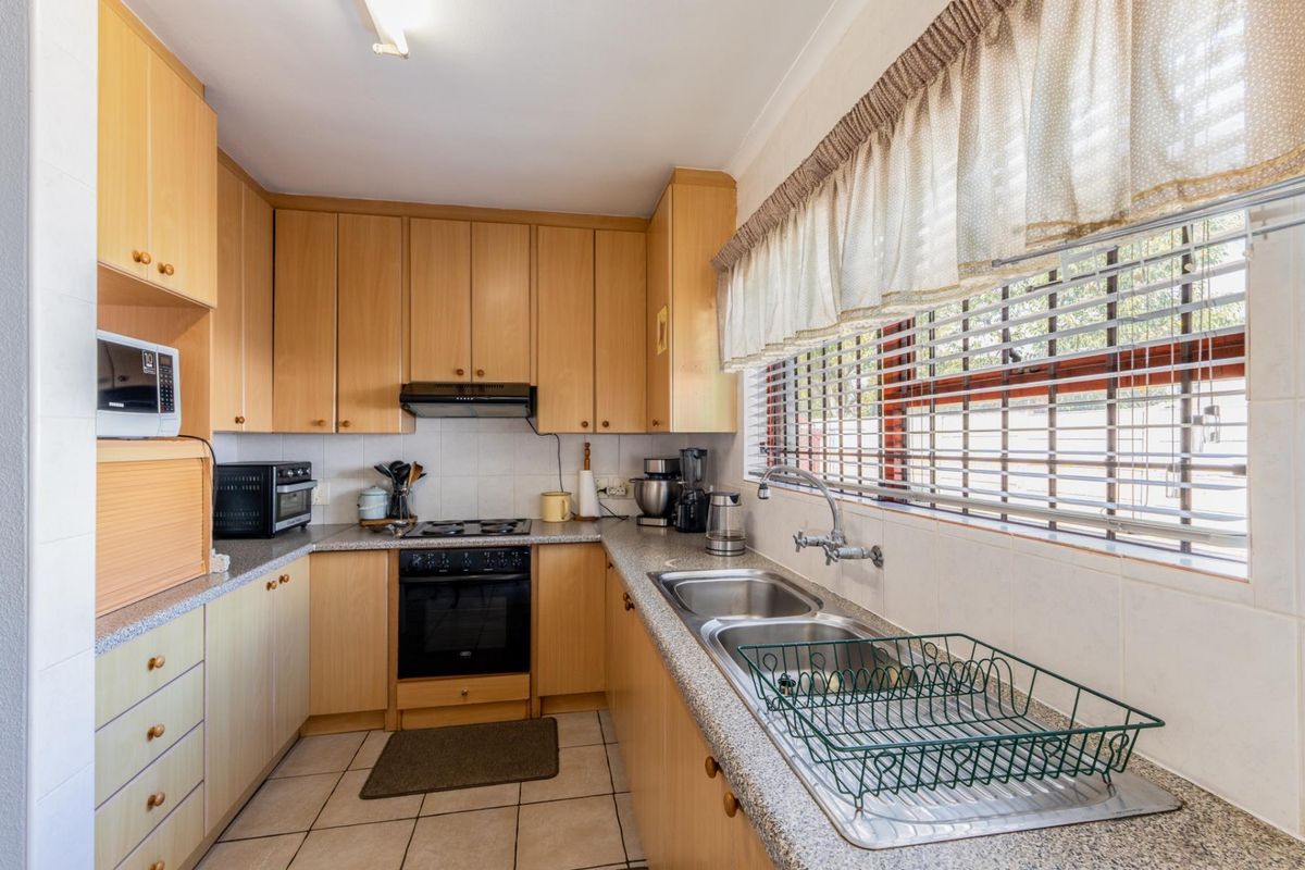 Beautiful 4-bedroom family home on spacious plot and with lots of extras FOR SALE at R3,5mill - Photo 5