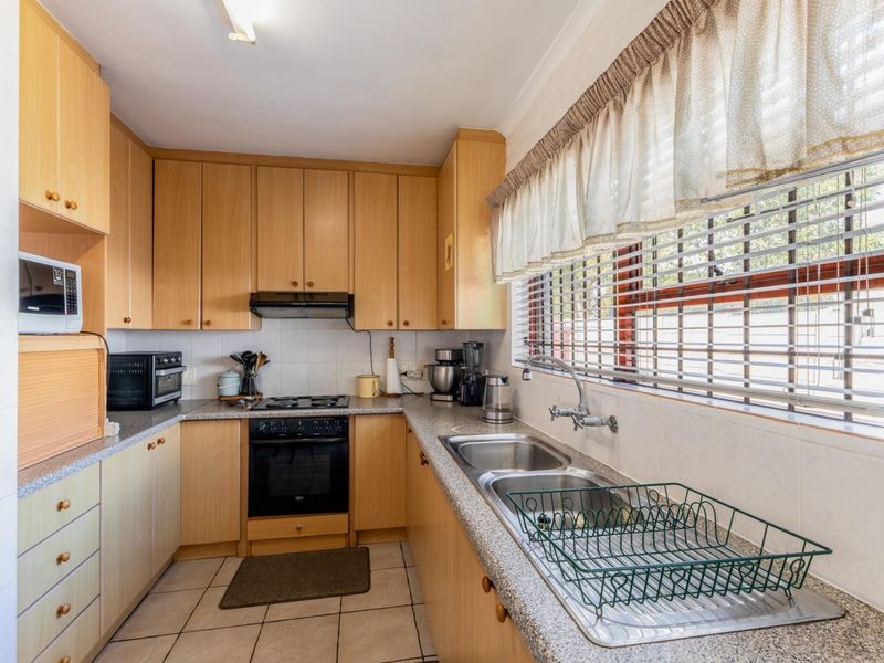 Beautiful 4-bedroom family home on spacious plot and with lots of extras FOR SALE at R3,5mill - Photo 5