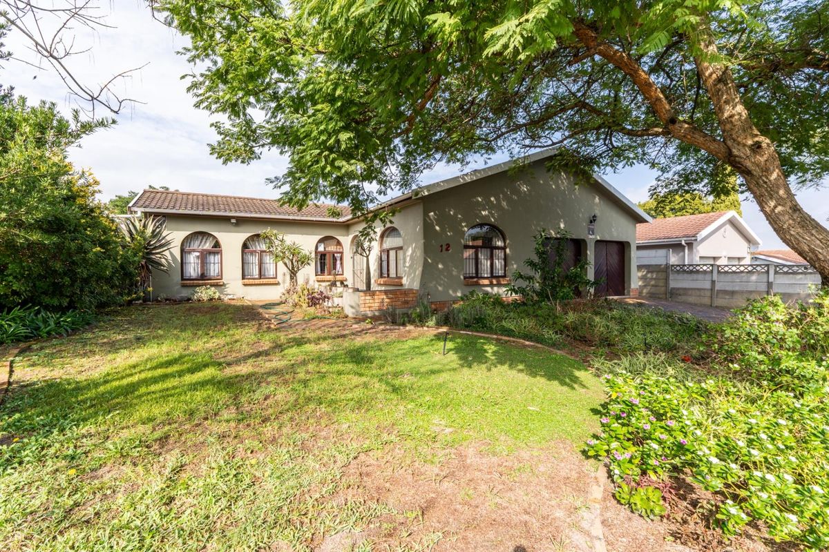 Beautiful 4-bedroom family home on spacious plot and with lots of extras FOR SALE at R3,5mill - Photo 2