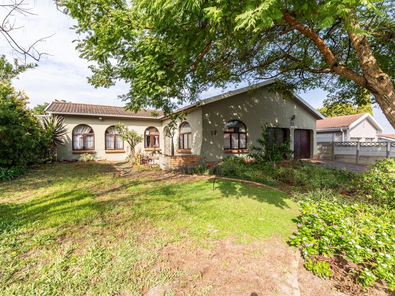 Beautiful 4-bedroom family home on spacious plot and with lots of extras FOR SALE at R3,5mill - Photo 2
