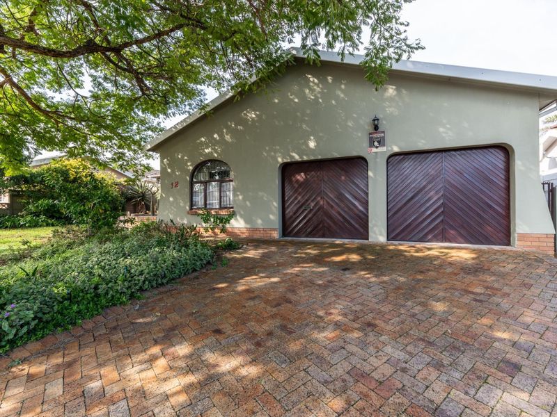 Beautiful 4-bedroom family home on spacious plot and with lots of extras FOR SALE at R3,5mill - Photo 4