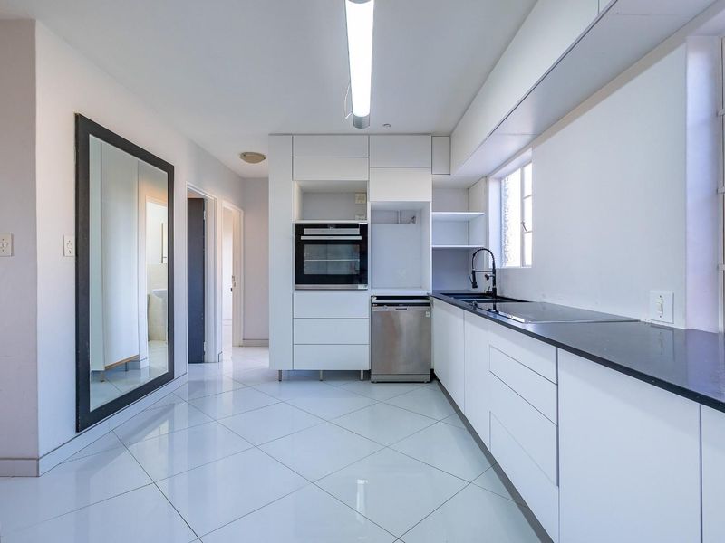 Spacious 2 Bedroom, 2 Bathroom with a huge garden for sale - Photo 1