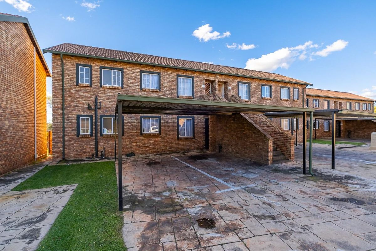 Spacious 2 Bedroom, 2 Bathroom with a huge garden for sale - Photo 4