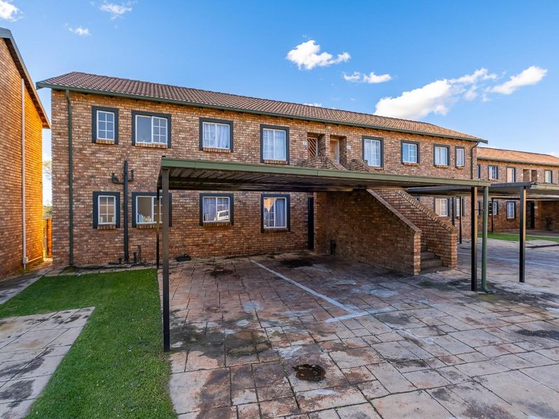 Spacious 2 Bedroom, 2 Bathroom with a huge garden for sale - Photo 4