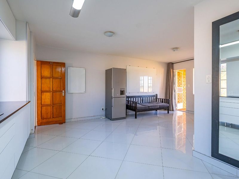 Spacious 2 Bedroom, 2 Bathroom with a huge garden for sale - Photo 10