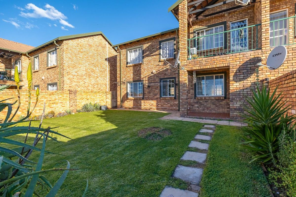 Spacious 2 Bedroom, 2 Bathroom with a huge garden for sale - Photo 3