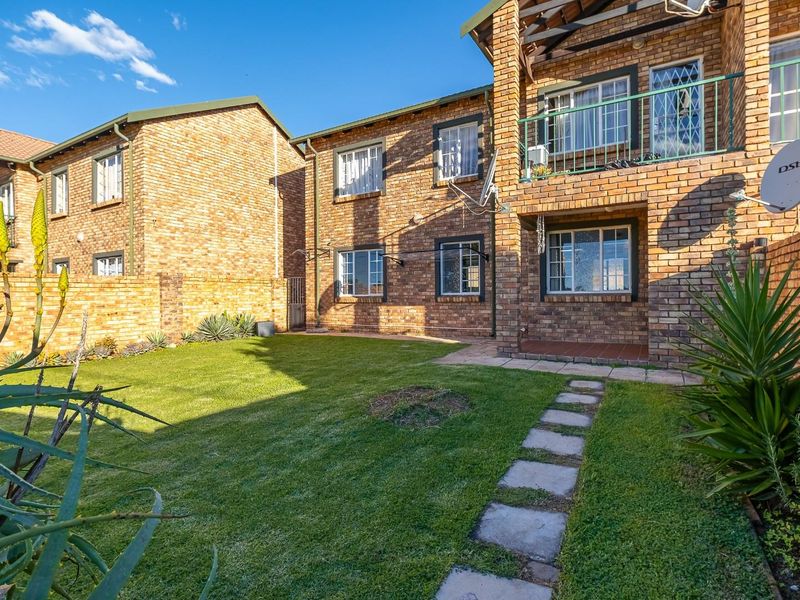 Spacious 2 Bedroom, 2 Bathroom with a huge garden for sale - Photo 3