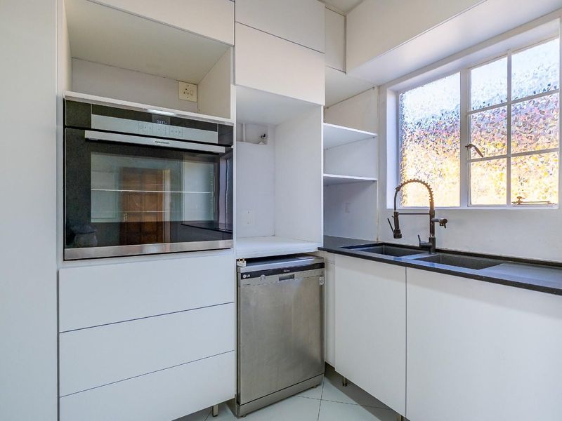 Spacious 2 Bedroom, 2 Bathroom with a huge garden for sale - Photo 9