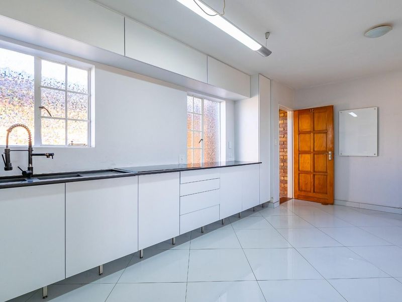 Spacious 2 Bedroom, 2 Bathroom with a huge garden for sale - Photo 8