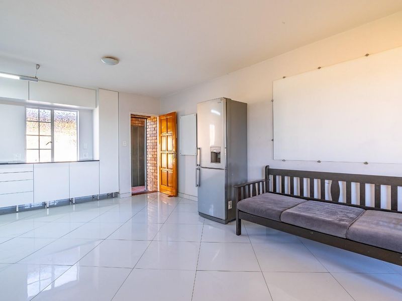 Spacious 2 Bedroom, 2 Bathroom with a huge garden for sale - Photo 7