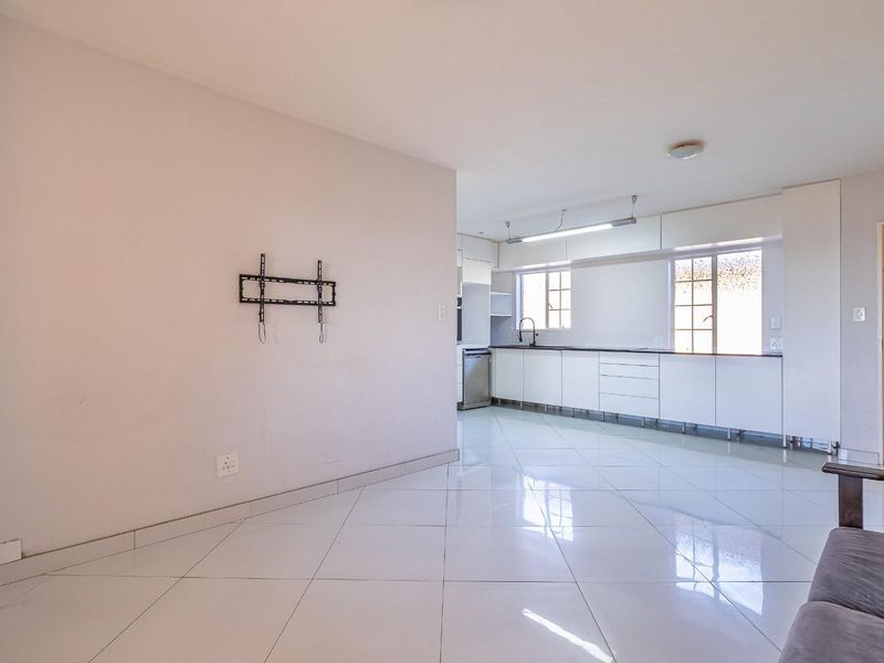 Spacious 2 Bedroom, 2 Bathroom with a huge garden for sale - Photo 6