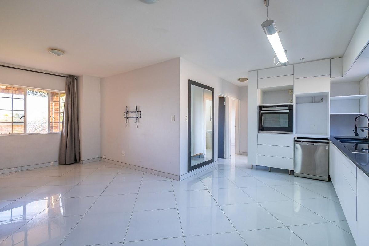Spacious 2 Bedroom, 2 Bathroom with a huge garden for sale - Photo 5