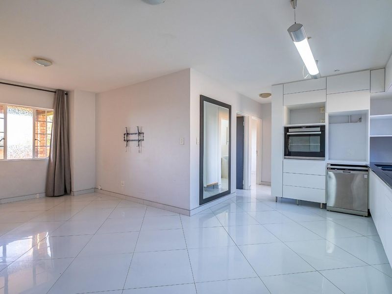 Spacious 2 Bedroom, 2 Bathroom with a huge garden for sale - Photo 5