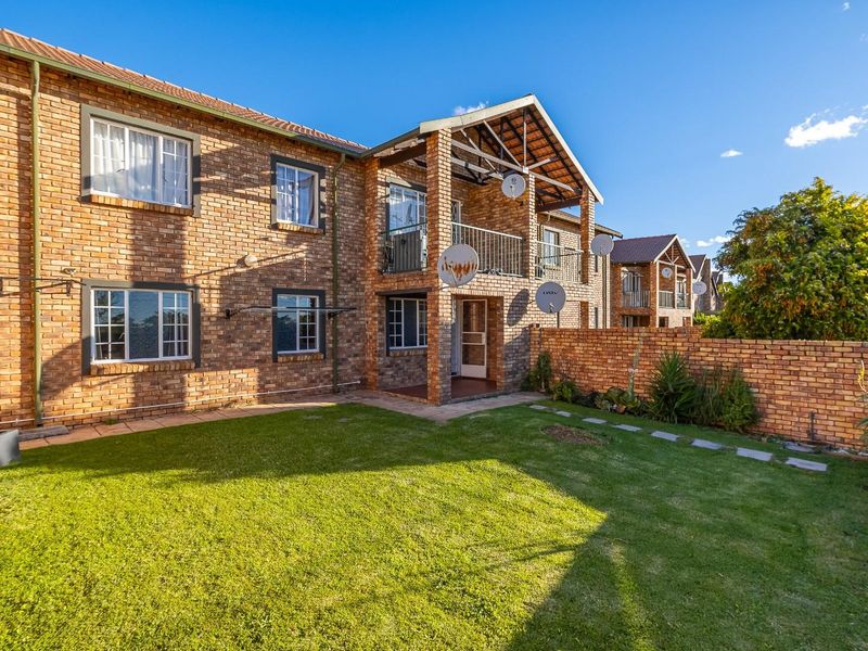 Spacious 2 Bedroom, 2 Bathroom with a huge garden for sale - Photo 2
